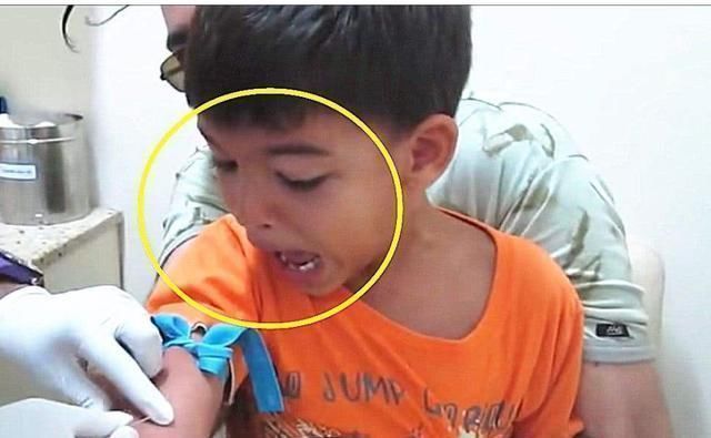 爸爸|“最惨宝宝”打预防针走红,孩子哭得稀里哗啦,爸爸乐得合不拢嘴