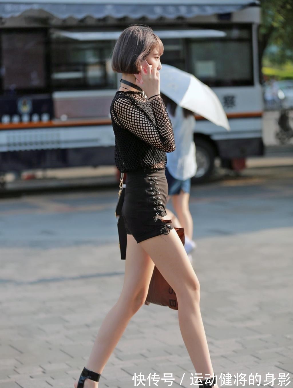 品鉴者 套“渔网”不过分,脚下趿双“黑砖”,这是我没想到的!