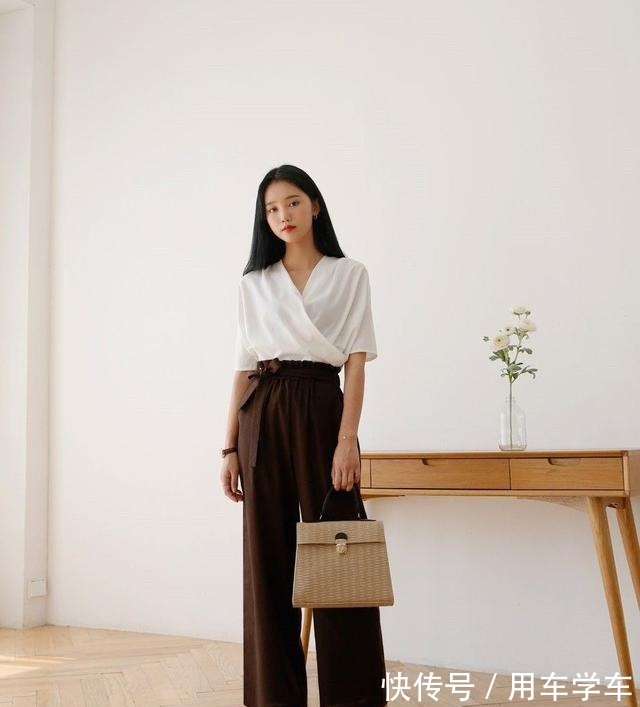 v领 大脸的女生除了发型之外,上衣款式也很重要,这三件拒绝容貌焦虑!