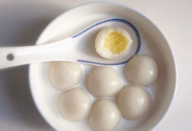煮汤圆时,开水下锅还是冷水下锅?这样煮,汤圆不粘锅不露馅