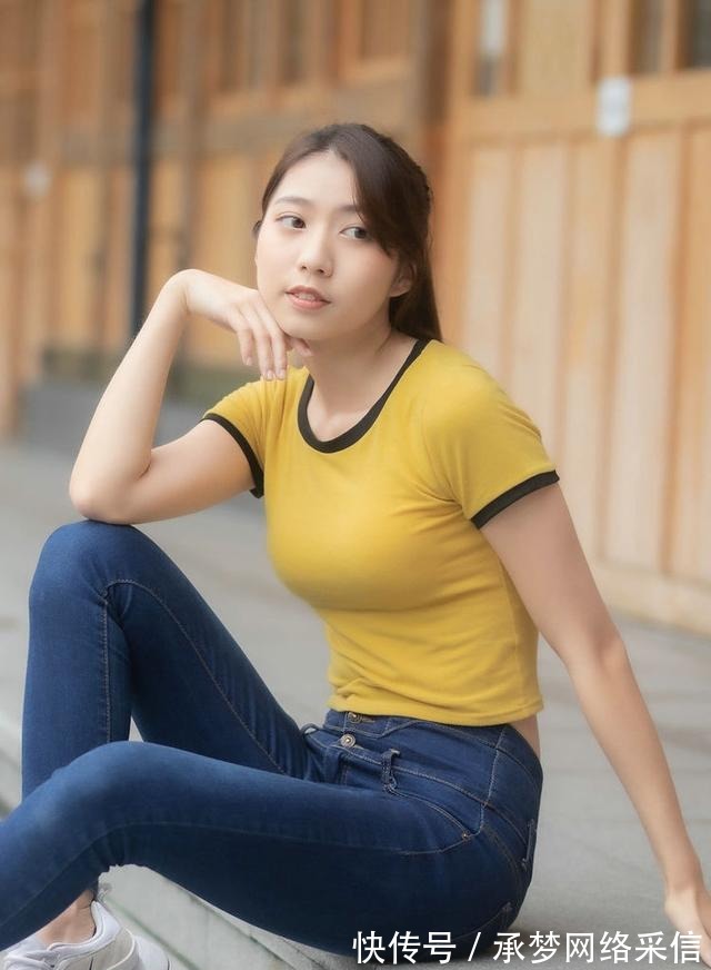 身姿 时尚牛仔裤搭黄色短袖T恤,整体搭配干净利落,看起来很时髦
