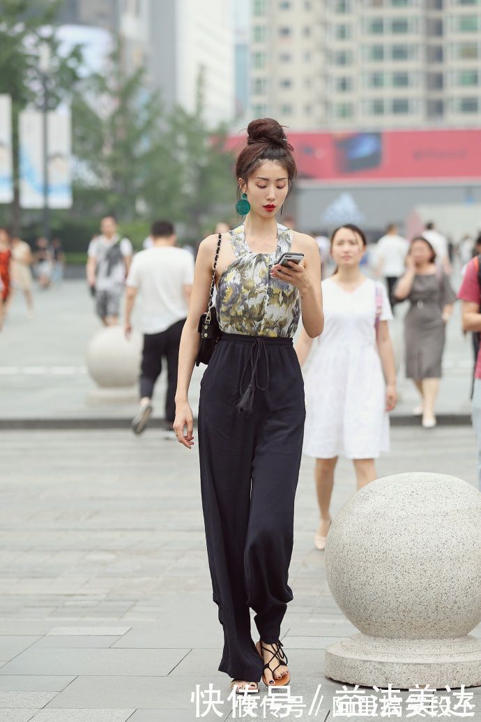 衬衣|街拍:小美女V领衬衣搭配毛边牛仔热裤,尽显纤细美腿,让人羡慕