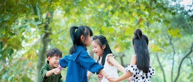 妈妈带着宝宝考驾照，半个月后孩子的模样亮了，网友小包拯