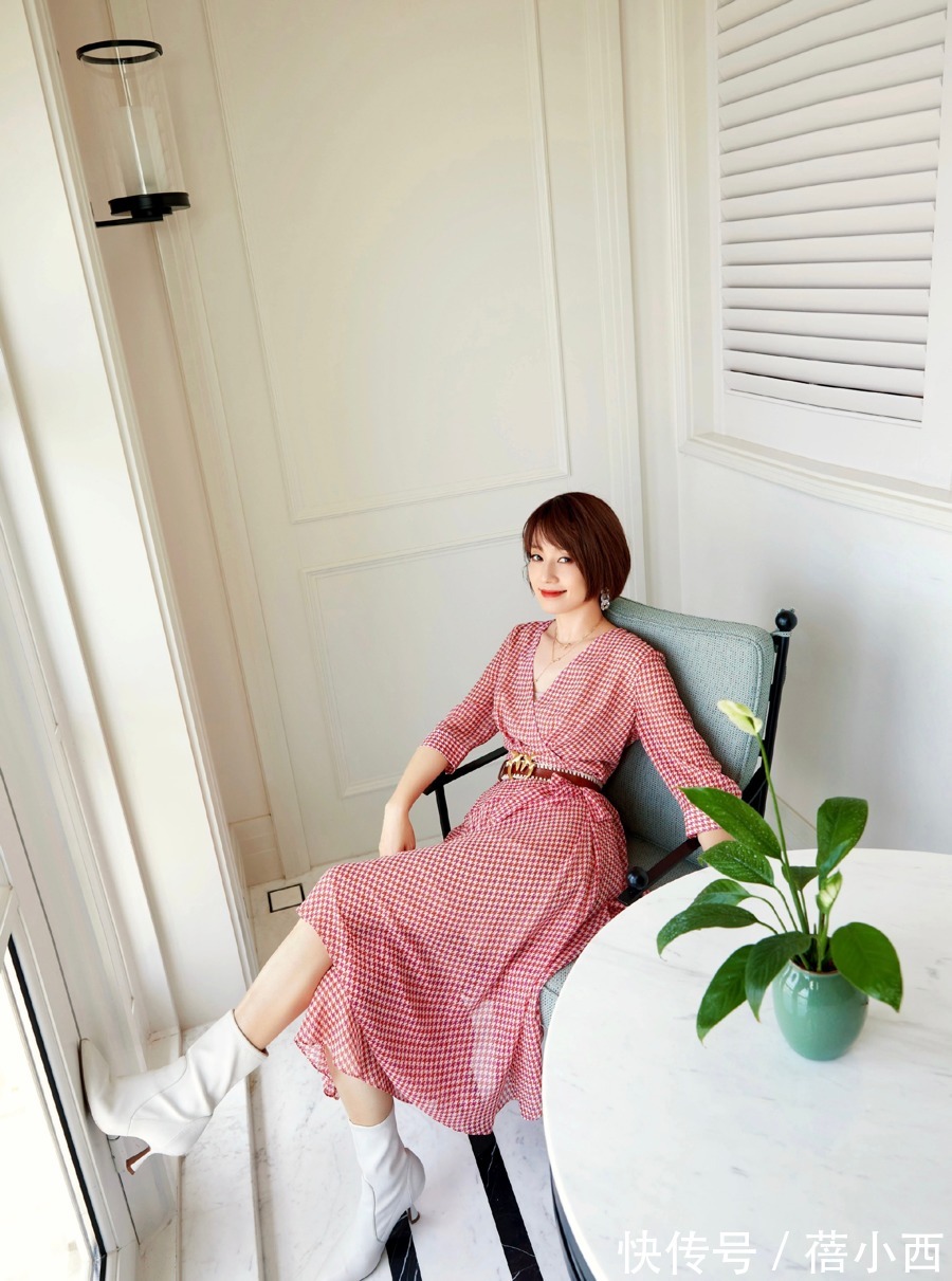 小蛮腰|又被“马伊琍”惊艳到!穿格纹连衣裙配小白靴,45岁状态逆天了