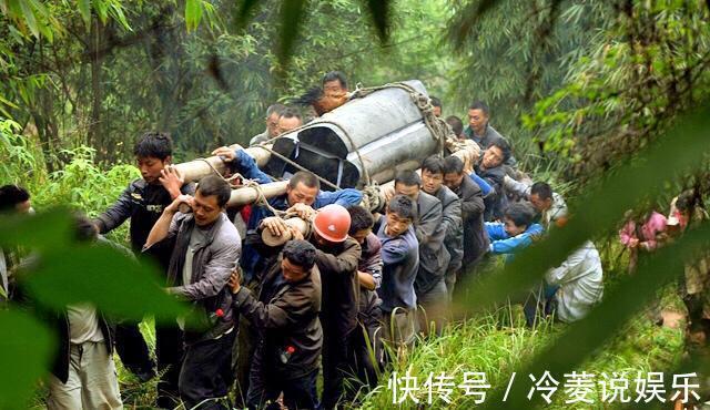 |搞笑我是认真的,美女在泳池上耍起五连鞭,看得我尴尬症都犯了