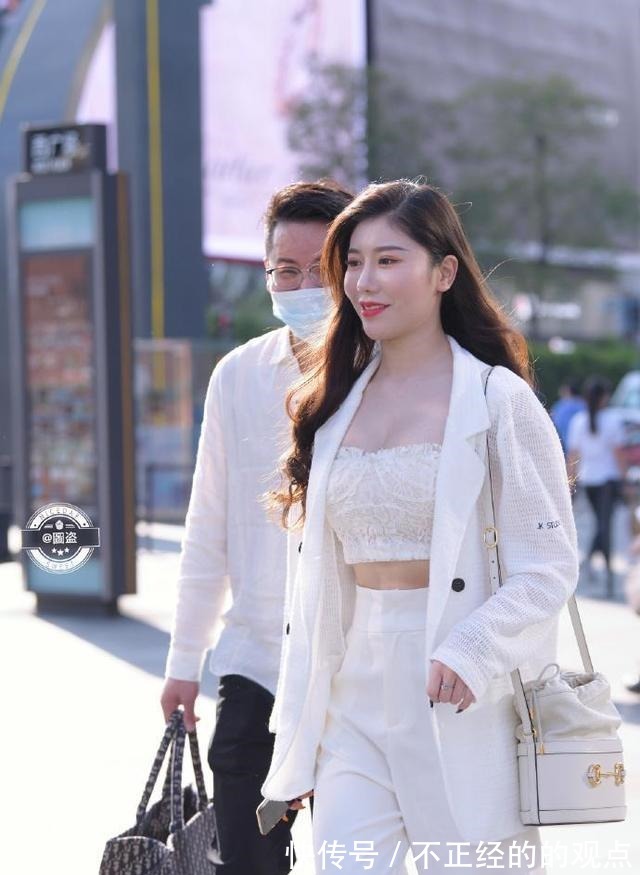 皮质 文艺清新的打底裤穿搭更加吸睛夺目,开启优雅靓丽模式,清凉大气