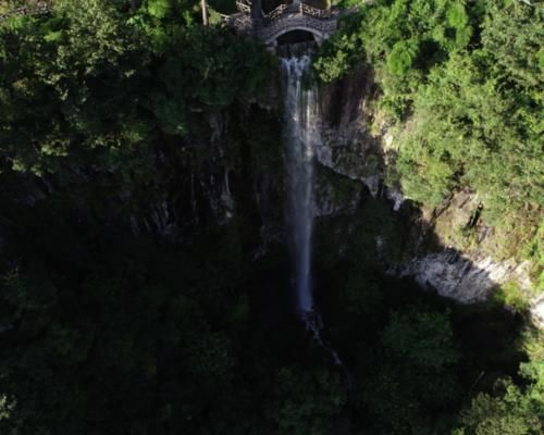 山海金千丈飞瀑加天仙谷，奇景美不胜收，浙中川藏线上的“悬崖村”爆红