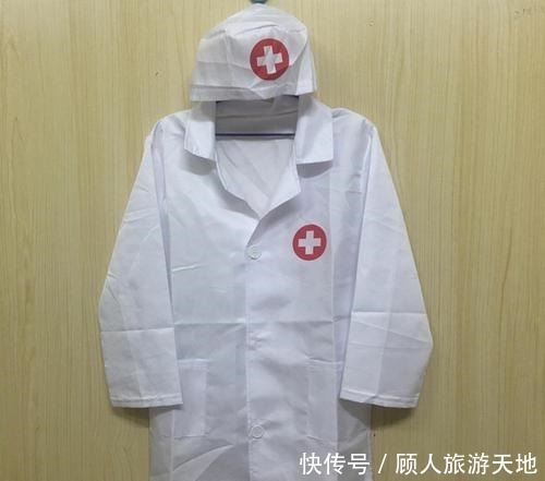 孩子|全家围观孩子“抓周”，宝宝径直爬向这玩意，奶奶低呼这下完了