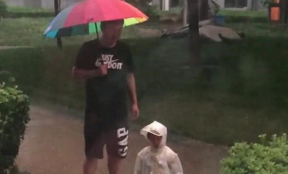 淋雨|“不省心奶爸”带娃一起淋雨火了,奶奶拎着扫把还有3秒到达现场