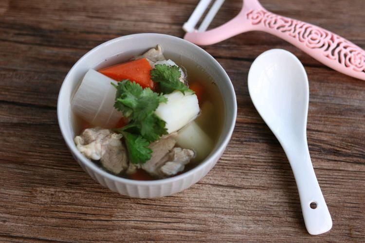 天冷了，炖一锅羊肉汤暖暖身，鲜美滋补，做法还不难