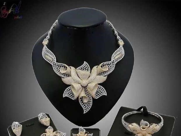 在你身边 4套饰品,哪一套最高贵测最近有人在暗恋着你吗