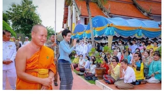 王冠!36岁诗妮娜光彩照人,佩戴太后蓝宝石套装,下一个目标就是王冠