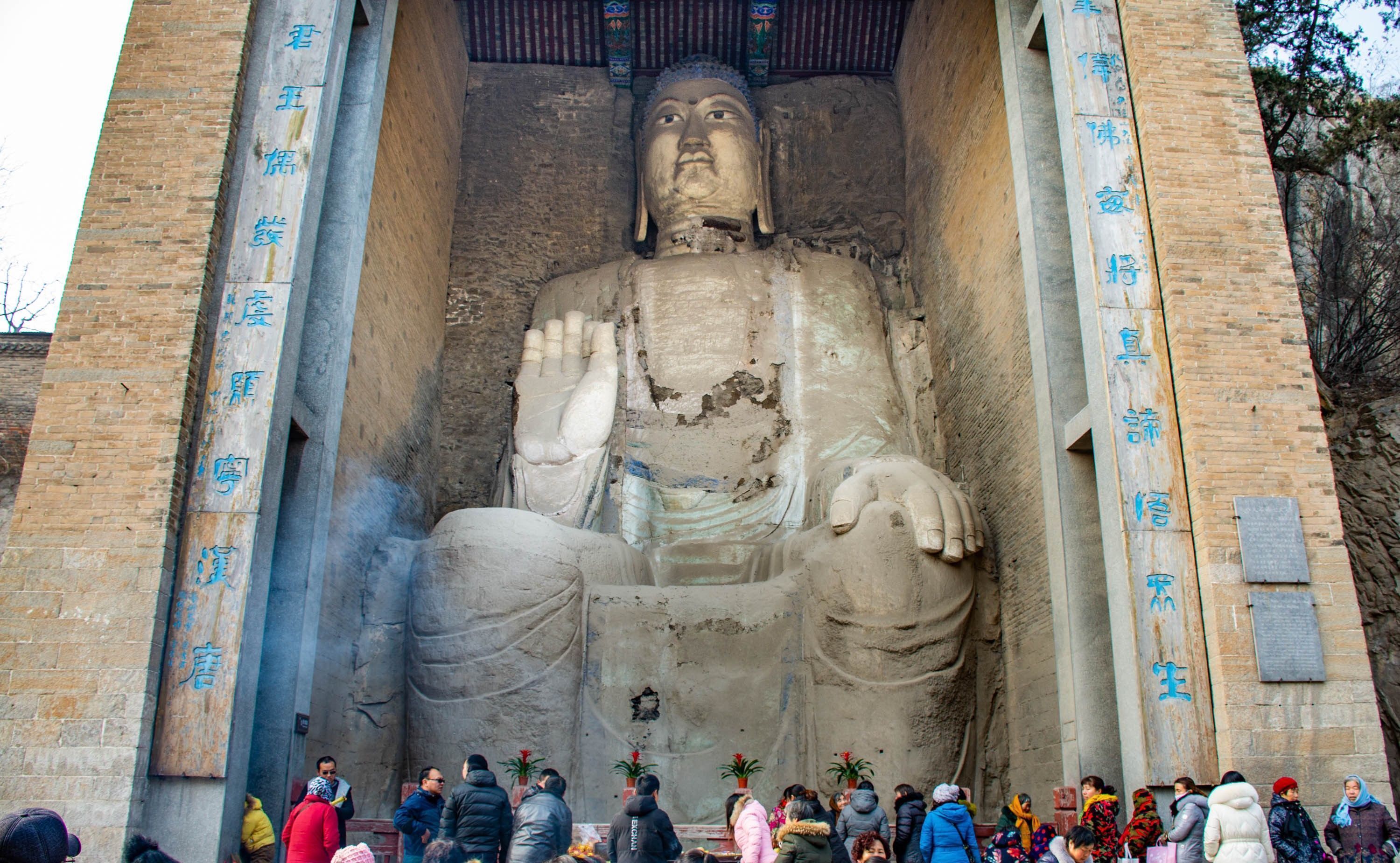 太行山脚下拱出来的山丘上，千人共进午餐，只为一睹这尊神奇石像