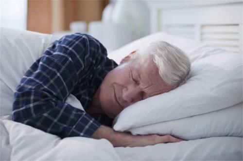 血管堵塞|得了高血压,牢记“睡前4不做,晨起3不要”,平稳血压,人长寿