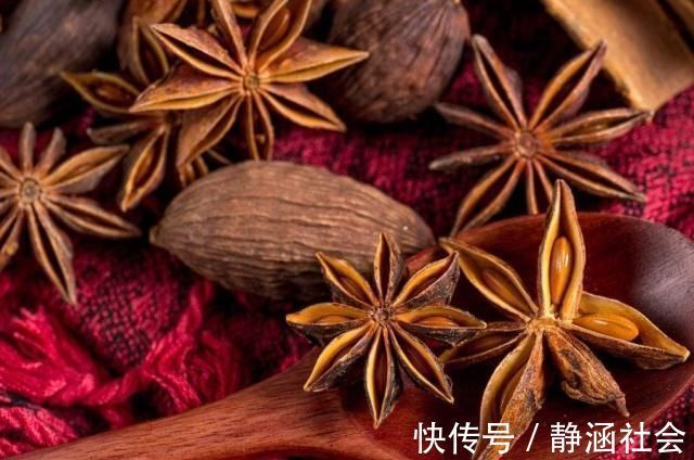 调料|炖骨头汤时,尽量别放这种料,不然毁了整锅汤,肉柴汤还难喝