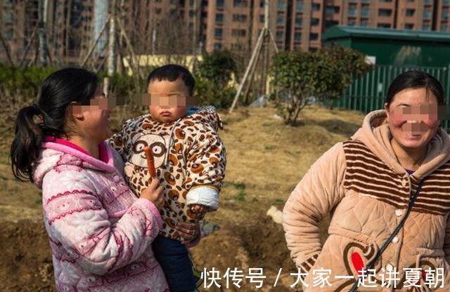 妈妈|冬季的幼儿园门口，就是父母的''睡衣秀''，孩子们已''无地自容''