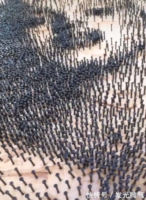 玛丽莲梦露!男子在木板上钉满钉子,半个小时后成品出来,感觉恋爱了