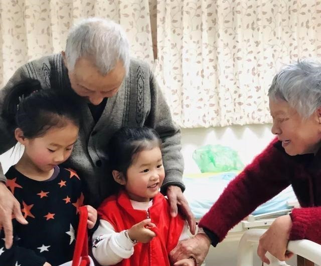 老人|“更喜欢外婆,还是更喜欢奶奶”孩子给出的答案,现实又讽刺