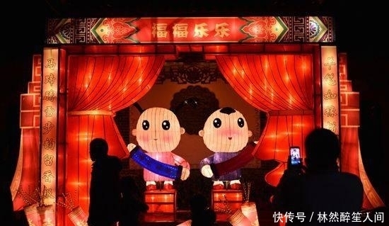 对联|此官宦为炫富贴一对联, 一秀才在上下联各描一笔, 官老爷一看气昏