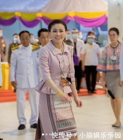 脸型|苏提达又换新发型!梳黑长直像年轻十岁,气质不输年轻时的诗妮娜