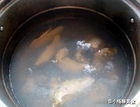 河蚌肉|做河蚌豆腐汤，炖前多加1个步骤，鲜嫩入味特好吃，不老也不腥