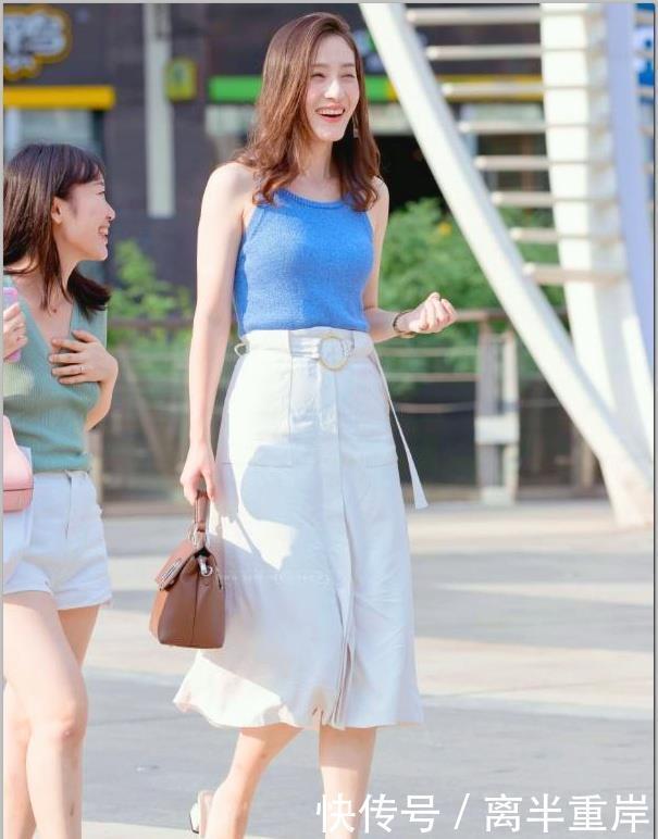 蓝色|街拍穿蓝色露背背心的美女,身材漂亮妩媚,倩影真好看呀