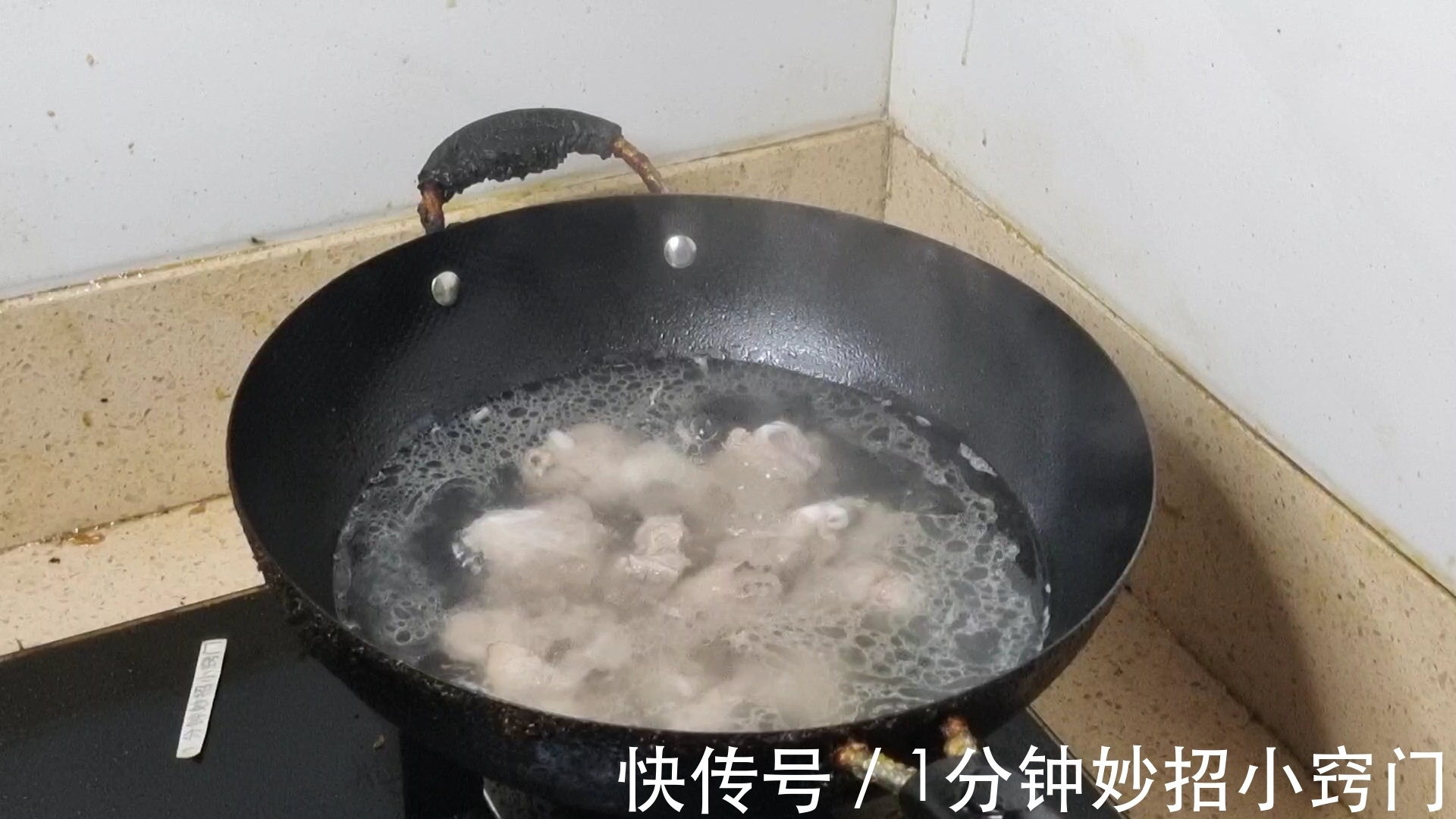 焯水|做排骨时,切记别直接焯水,教你一招,排骨鲜嫩不腥不柴