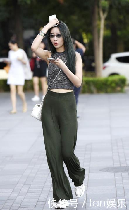  淑丽|白色休闲上衣搭配黑色长裤，温婉柔顺，淑丽姣好