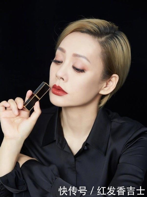 女人涂口红时,这3个“坏习惯”不改,口红再贵还是会掉色沾杯