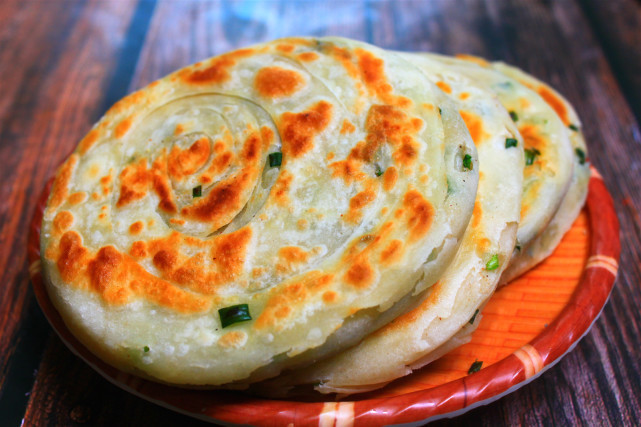 葱花饼到底是发面还是烫面？原来这样做最好吃，香酥可口真解馋