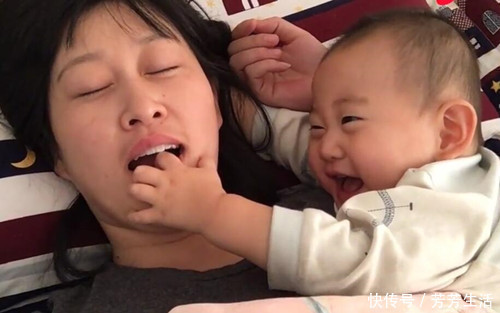 宝宝|一岁宝宝的“暖心叫早”方式火了,网友:这样的娃给我来一打