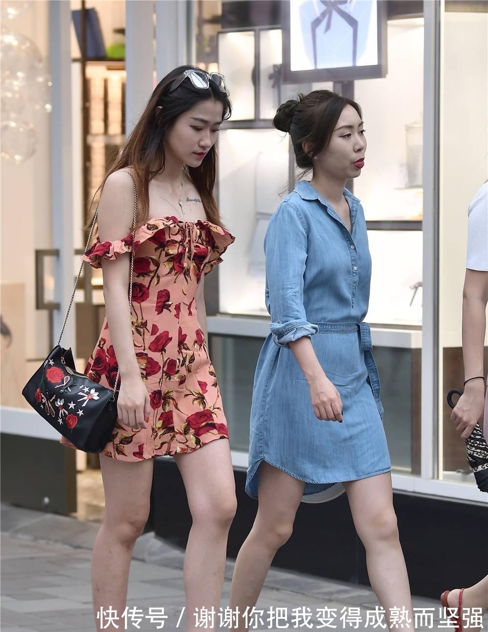 高跟鞋|和姐妹逛街,你会选择细跟凉鞋,还是搭配一双拖鞋呢?