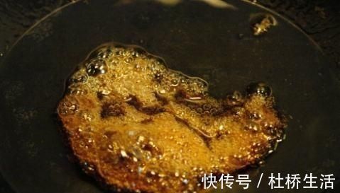 分量|炒糖色时，第一步放冰糖就错了！再加一步，糖色透亮有光泽还不苦