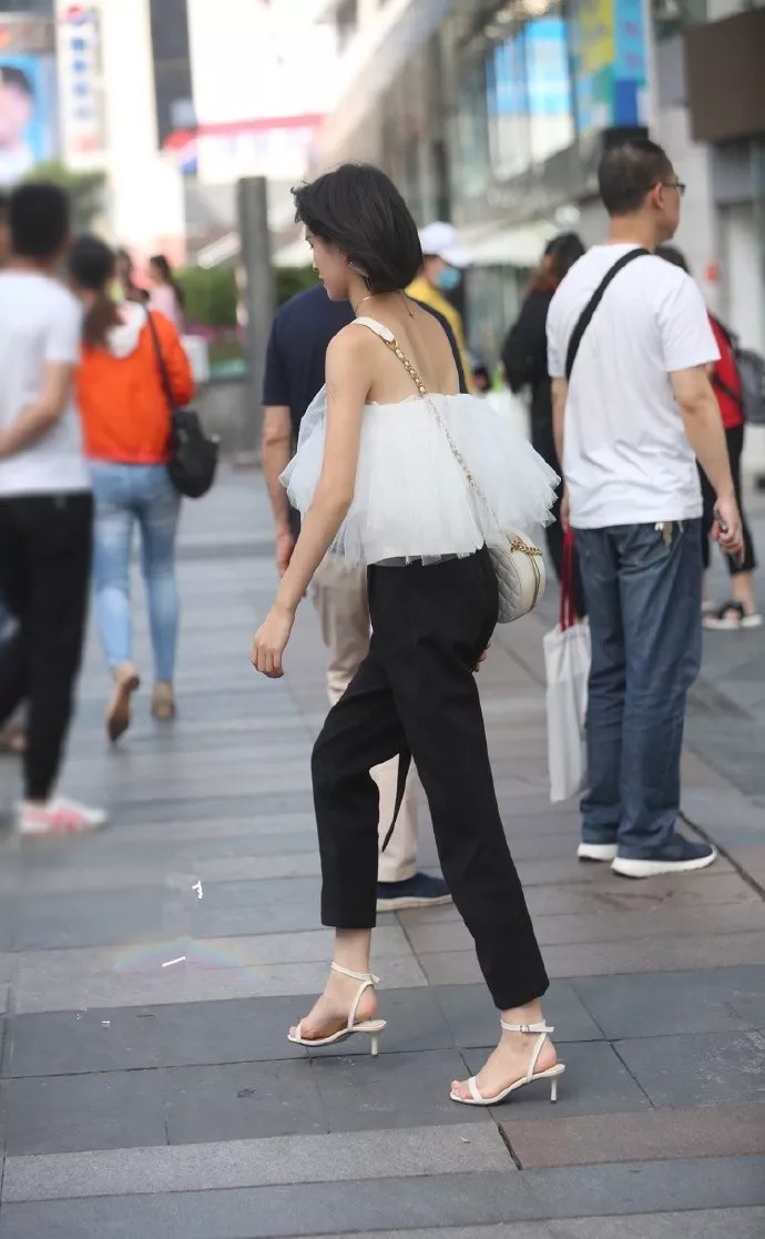魅力|街拍组图:女性穿搭高跟鞋,简约时尚又魅力