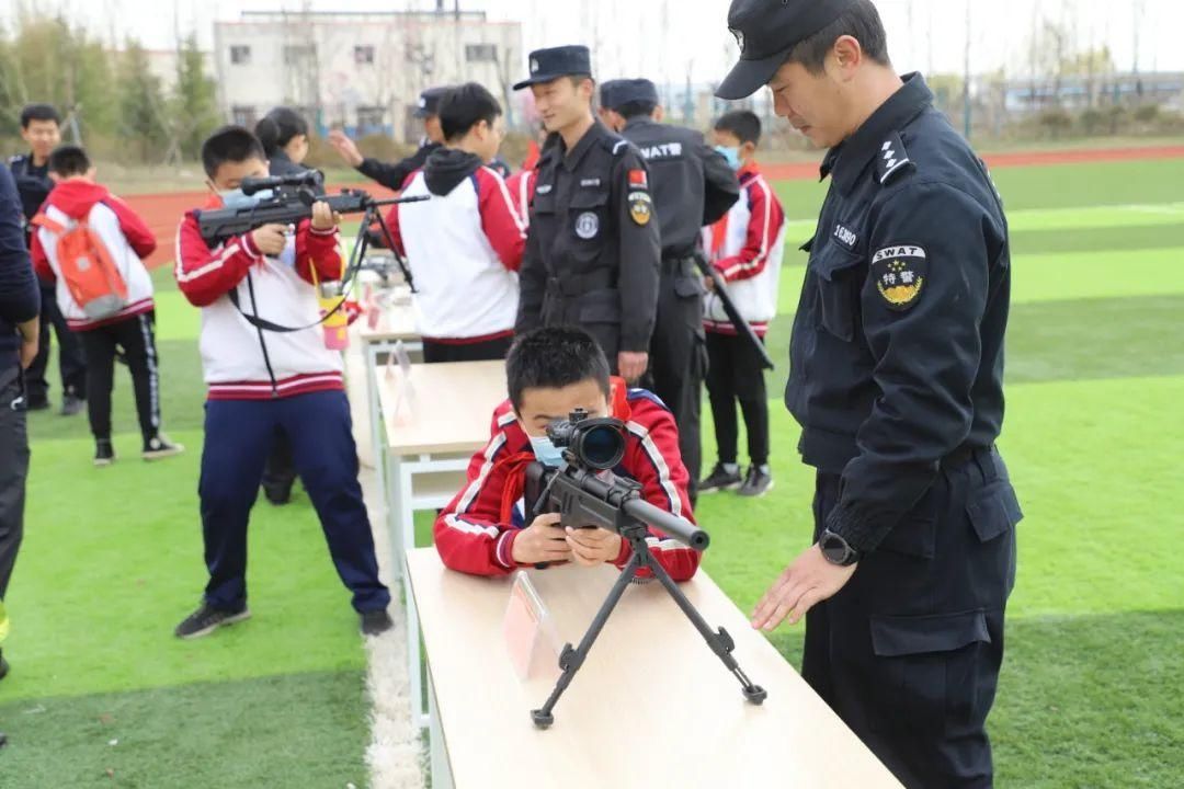 日照特警来了一批小客人......