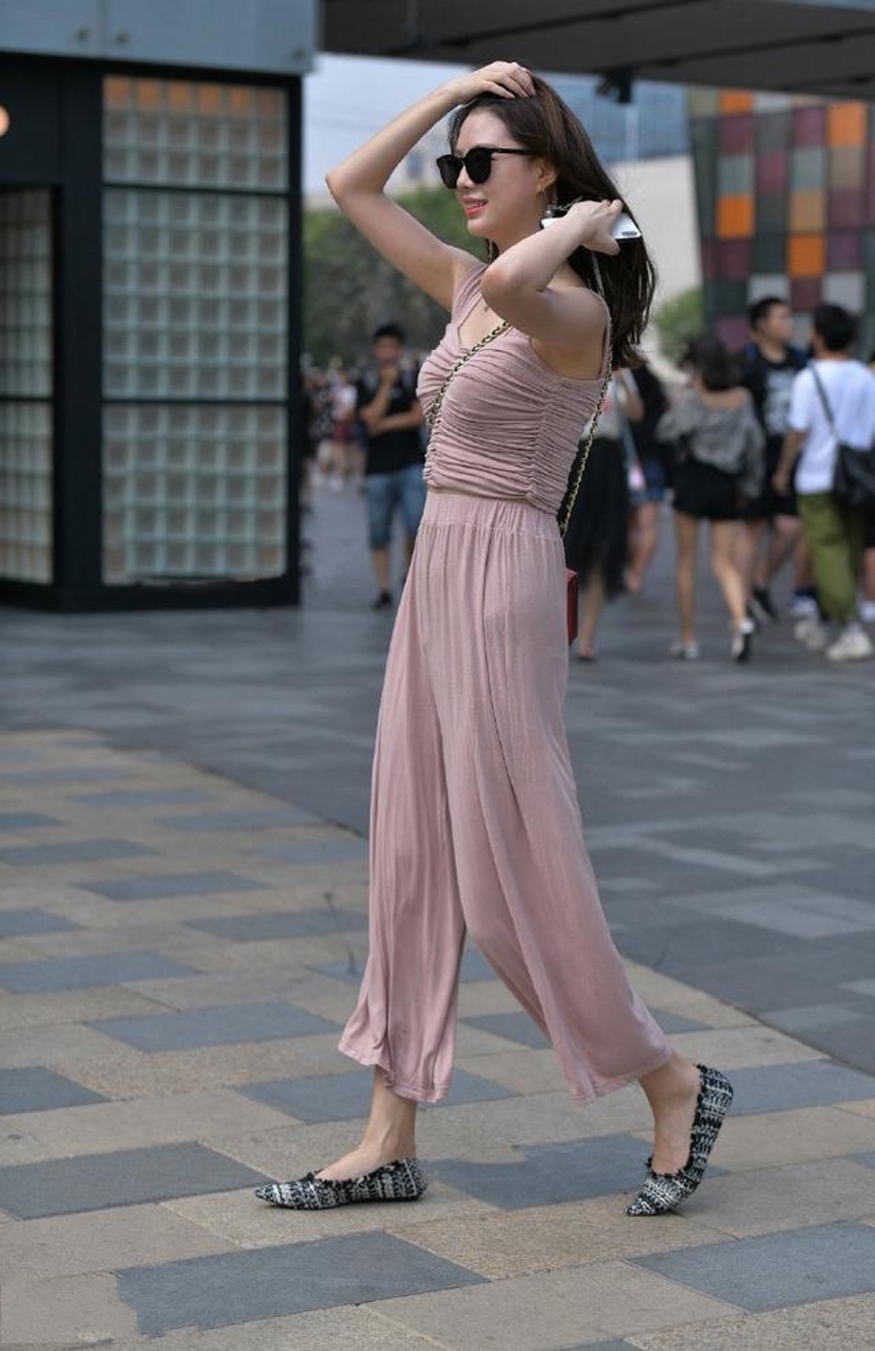 清新范的时尚小姐姐,美感大方给人窈窕淑女的感觉