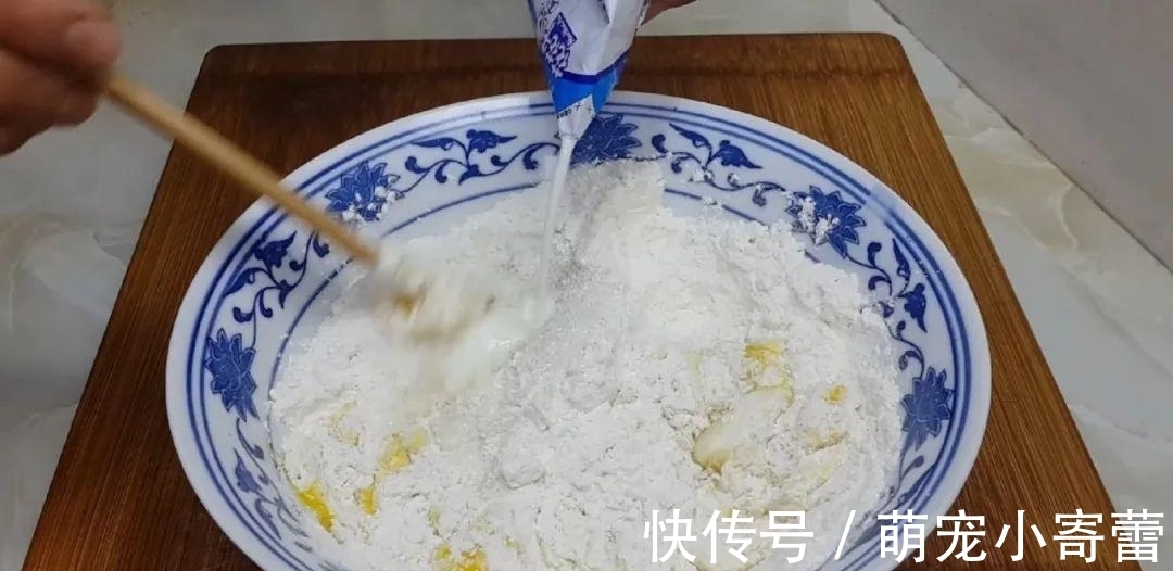 面团|面粉这做法才简单,加2个鸡蛋,个个松软香甜,孩子天天嚷着吃
