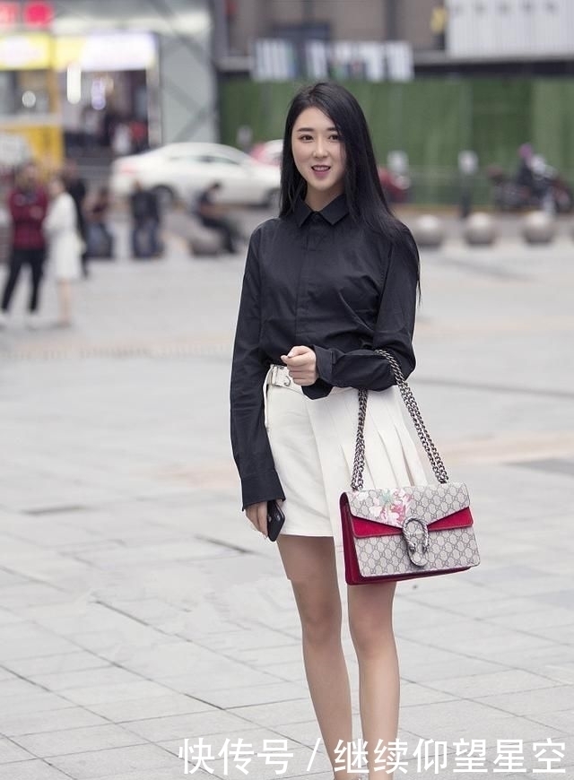 街拍迷人潮流个性的妹子,清爽自然很怡人