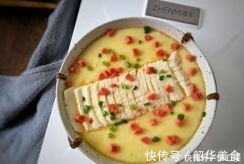 豆腐里打入两个鸡蛋，简单蒸一蒸，鲜嫩爽滑，营养健康特解馋