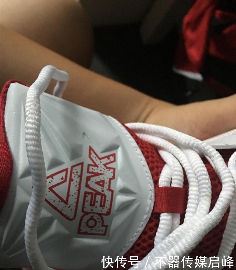 你敢相信!球星签名鞋第一代就有大底碳板!