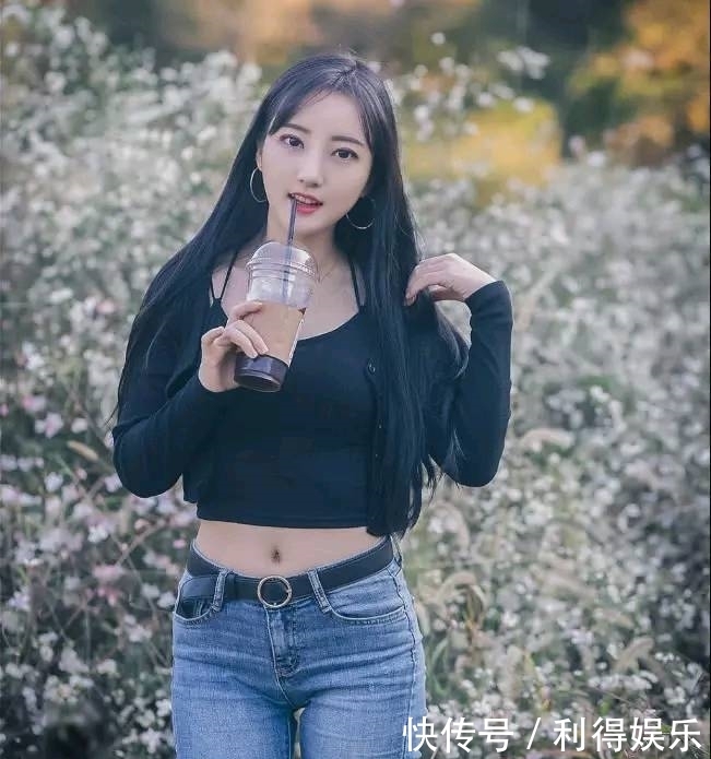 牛仔裤|时尚穿搭:紧身牛仔裤小姐姐,身姿丰腴,让人眼前一亮!