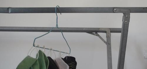 衣架上绑几根扎带, 放阳台上太实用了, 解决了困扰大家的一个难题