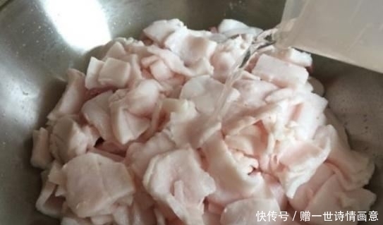  熬猪油时，大部分人只懂加水！多加这两种食材，熬出来乳白鲜香