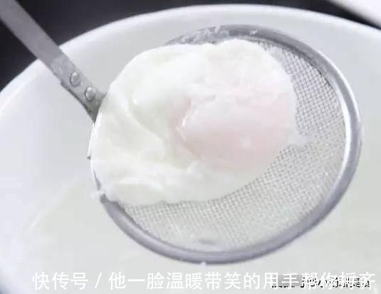 大厨|煮荷包蛋下锅就“开花”?大厨透露:多加这1步,保证鲜嫩又好看