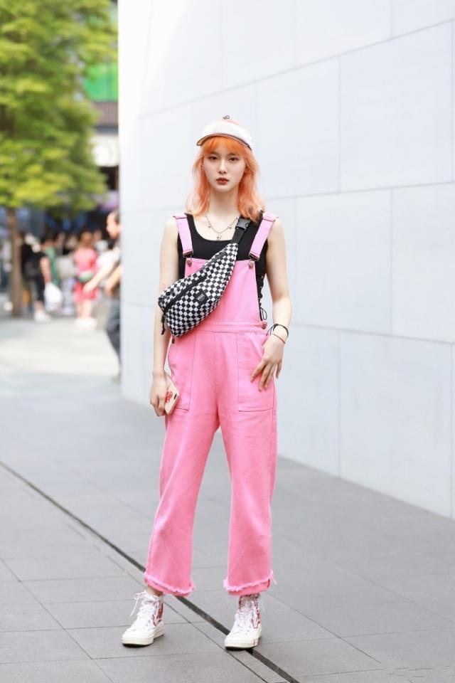 街拍:一袭白色系搭配,尽显小姐姐淑女温婉气质