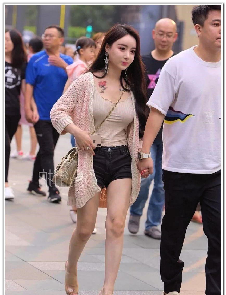 身材 小姐姐的身材很不错,不怕晒又时髦,混搭高手都爱它