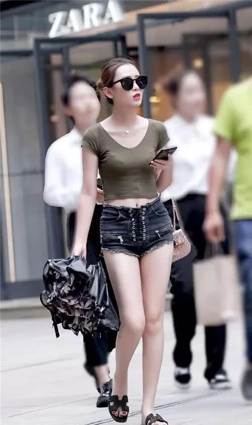 街拍小姐姐穿一件“绑带裤”,搭配军绿衫显得肤白貌美