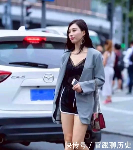 都市街头的靓装美女,大方得体的装扮尽显青春活力