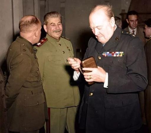 苏联|赫鲁晓夫到底有多怕斯大林他曾吹捧斯大林是自己的“生身父亲”