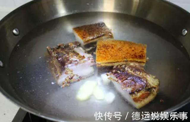 配菜|炒腊肉有技巧,不要切了就下锅炒,教您一招,不硬不咸,刚刚好